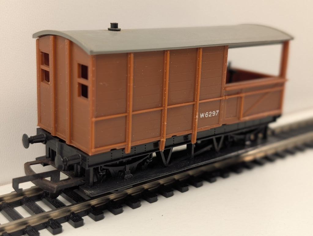 Tri-ang R124 OO Gauge Brake Van – BR Brown Livery