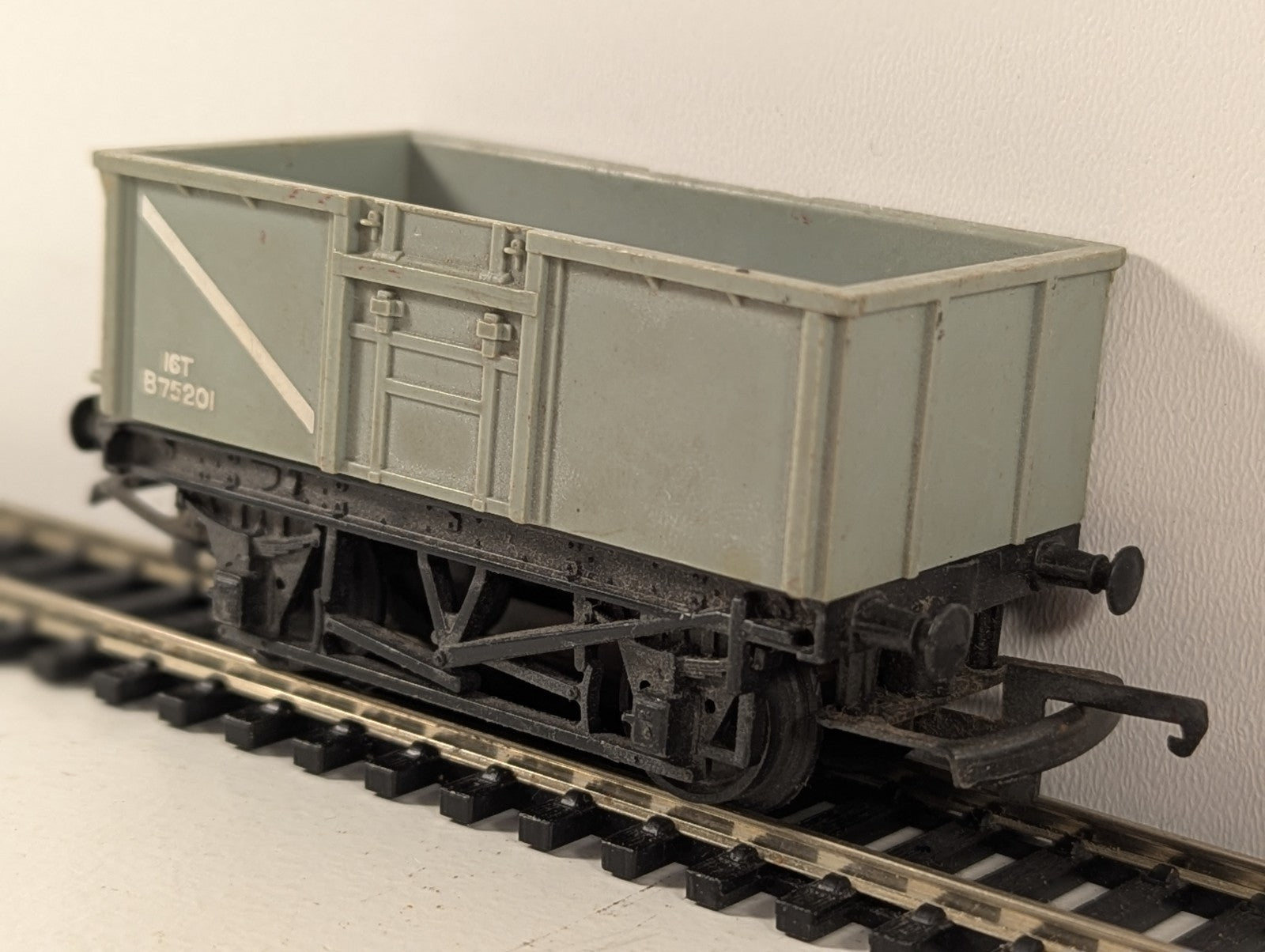 Tri-ang B75201 OO Gauge 16T Mineral Wagon