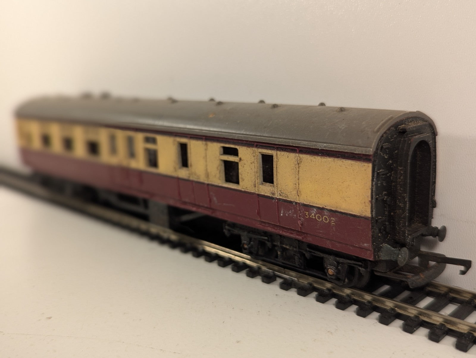 Tri-ang Railways R28 OO Gauge BR Mk1 Brake Coach - Crimson & Cream