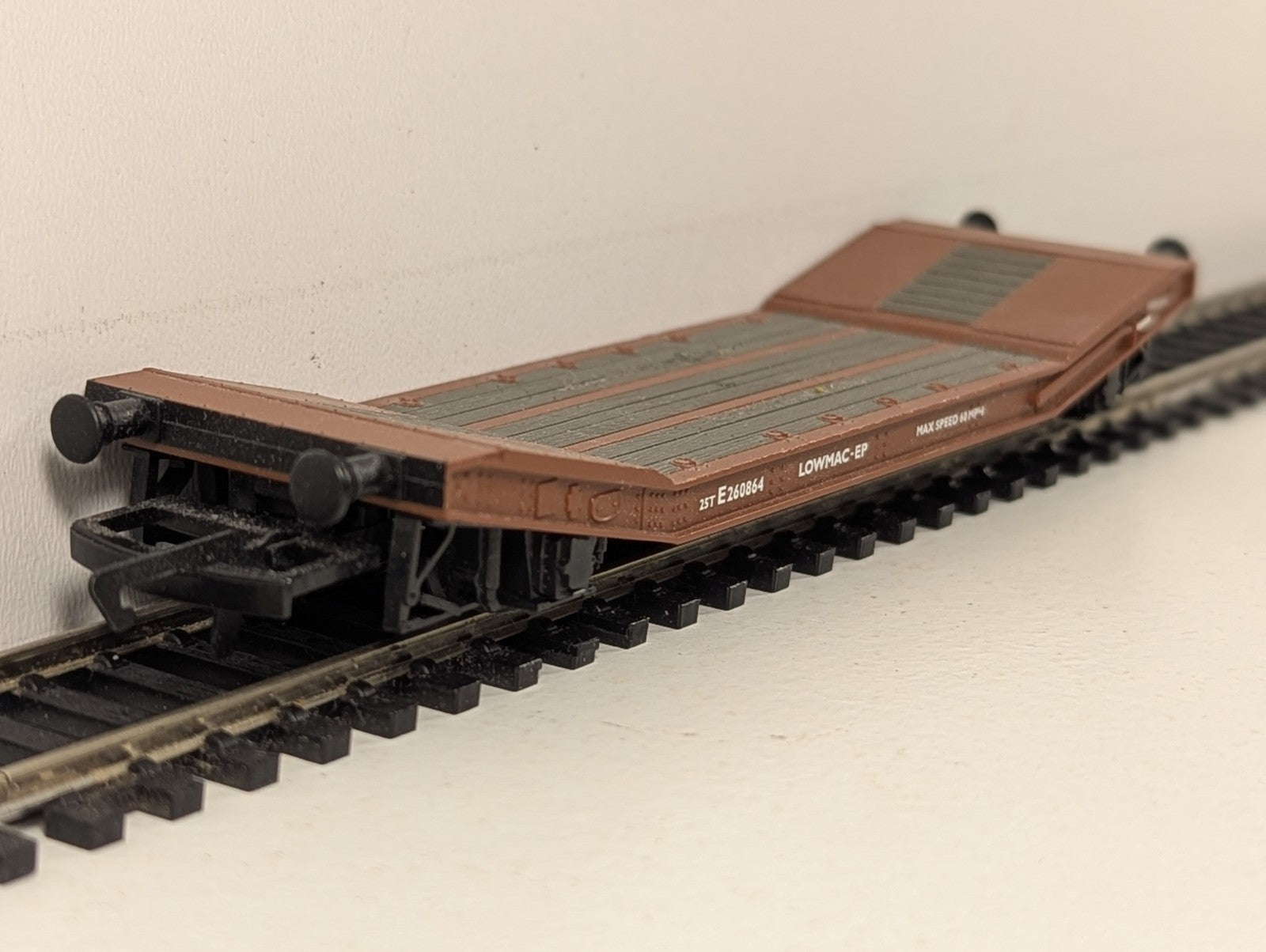 Hornby OO Gauge Lowmac Wagon Goods Wagon E260864 BR Bauxite