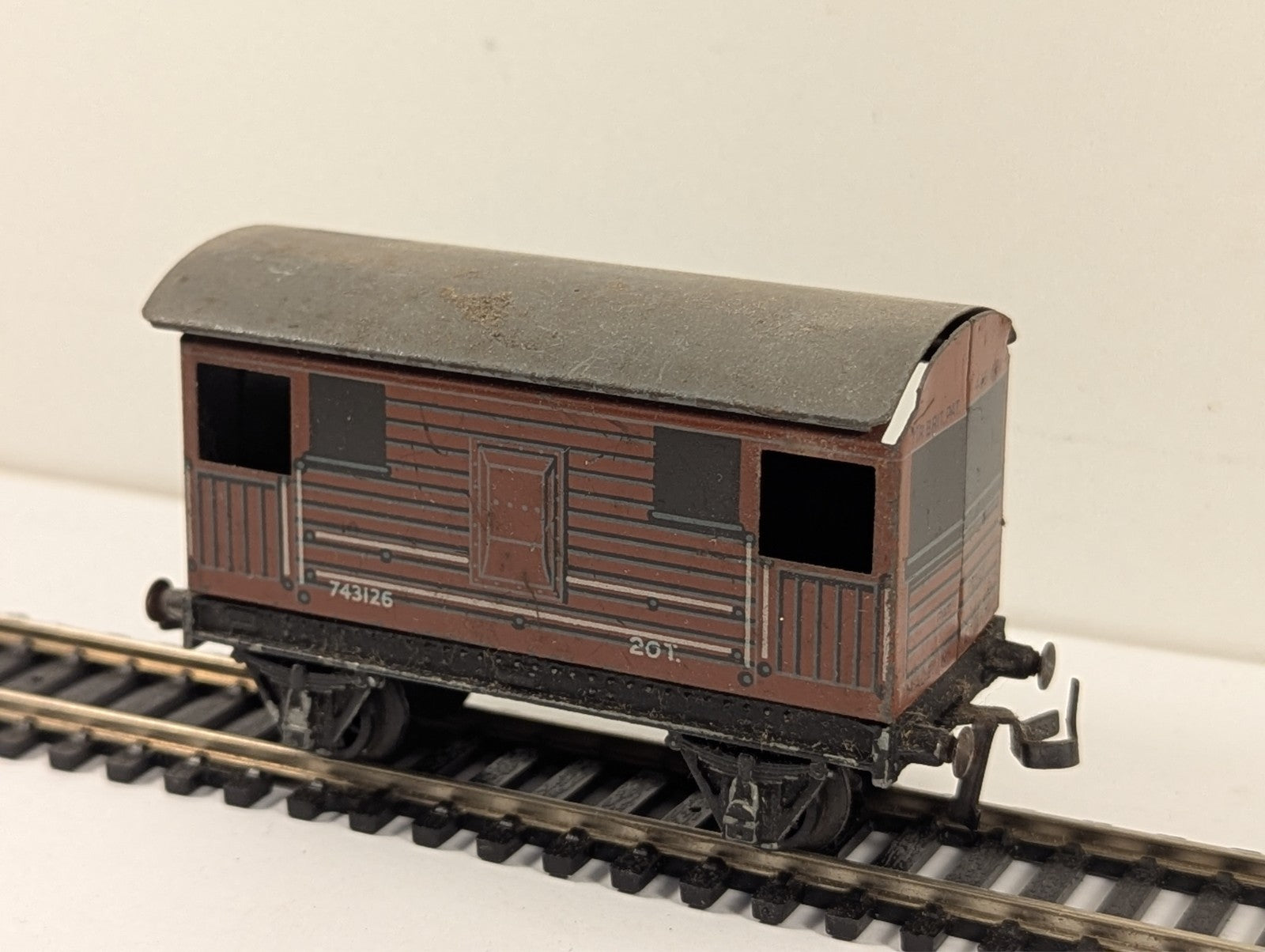 Trix Twin Railway 20 Ton Goods Brake Van OO Gauge - Damaged Roof