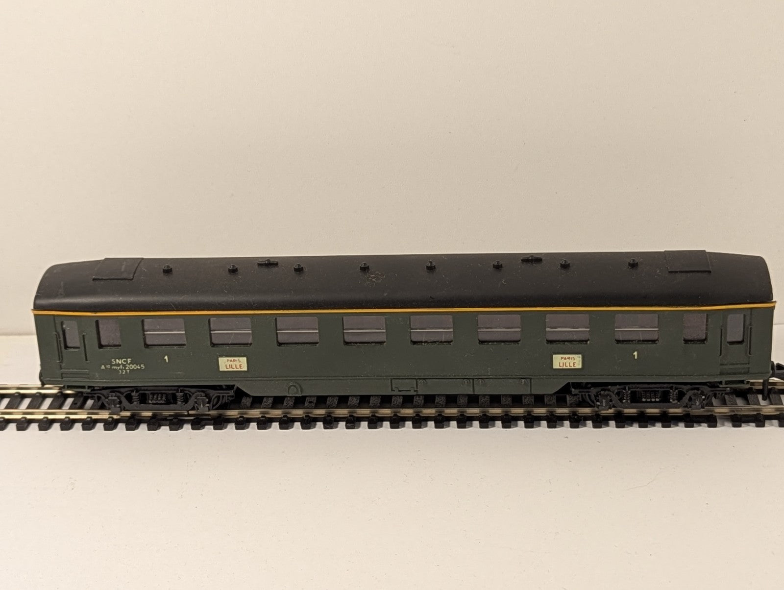 Hornby Acho HO Gauge 734 Paris–Lille Green 1st Class Coach