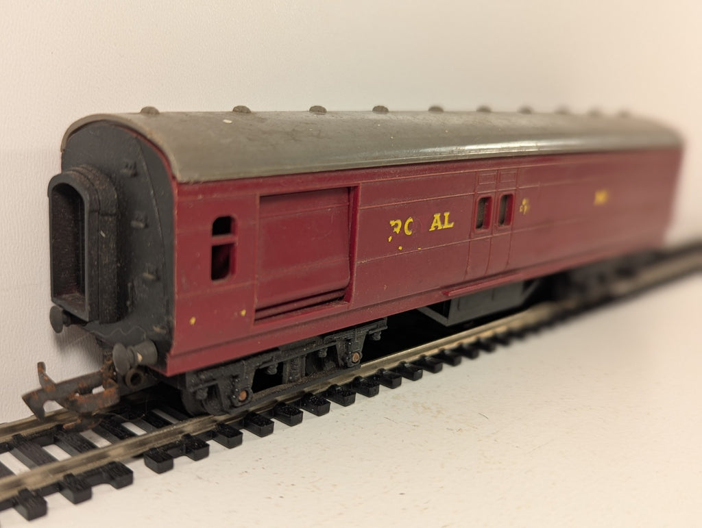 Tri-ang OO Gauge Operating Royal Mail Coach (Lettering Missing)