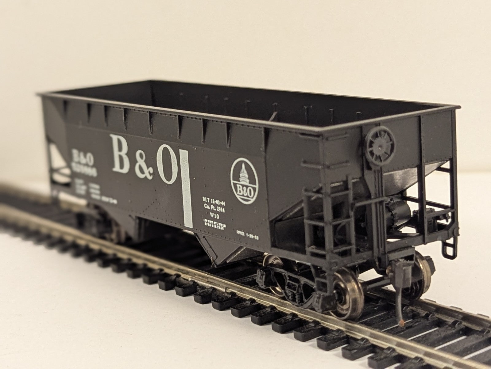 Athearn HO Gauge 34ft 2-Bay Flat-End Hopper (Offset with Square End)
