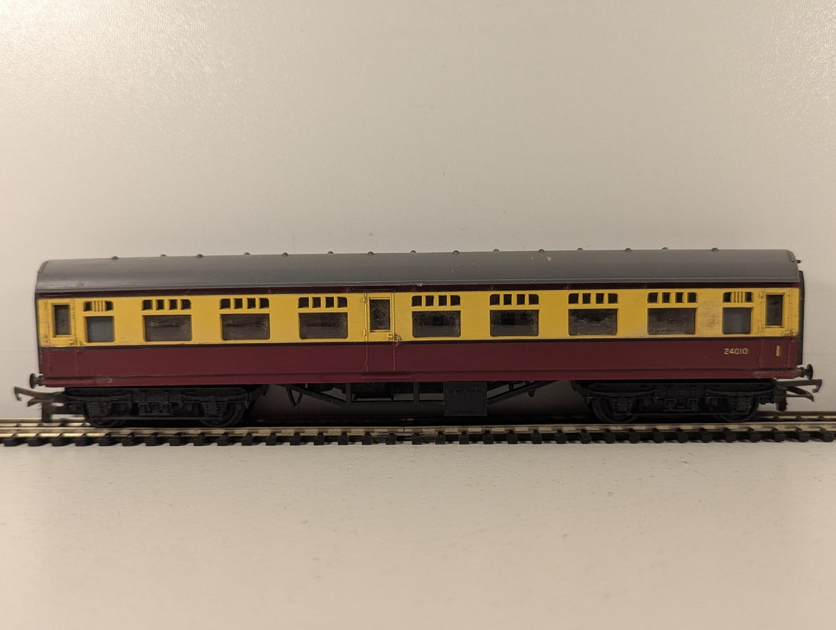 Tri-ang OO Gauge BR Mk1 Coach Passenger Coach 24010 BR Crimson and Cream