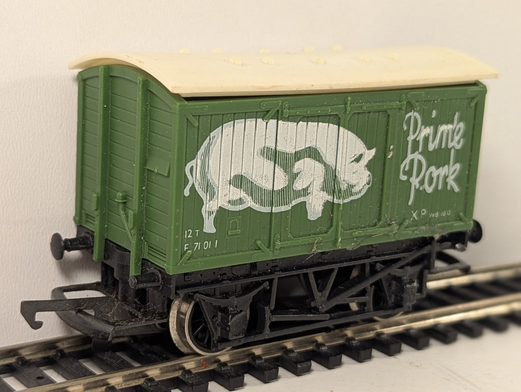Hornby OO Gauge Prime Pork Closed Van (Warped Roof)