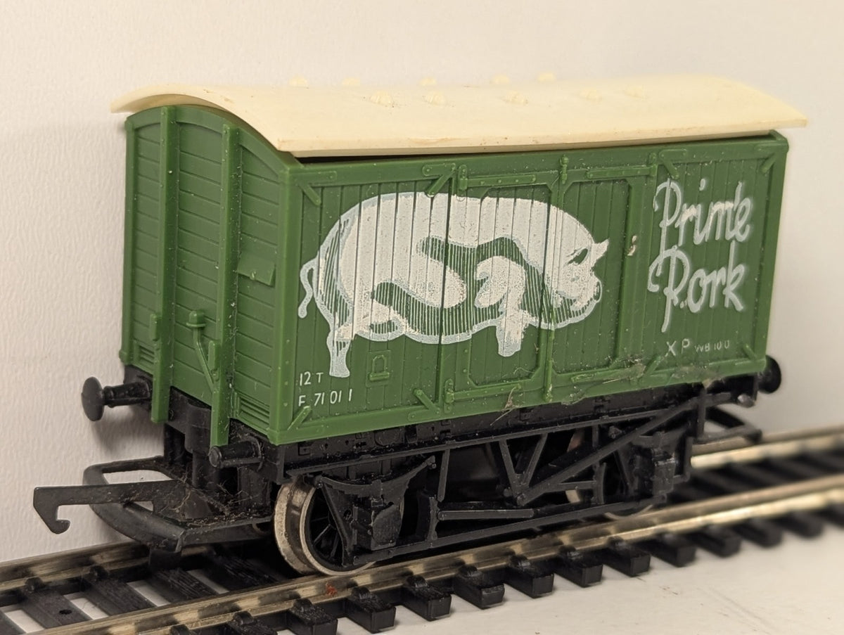 Hornby OO Gauge Prime Pork Closed Van (Warped Roof)