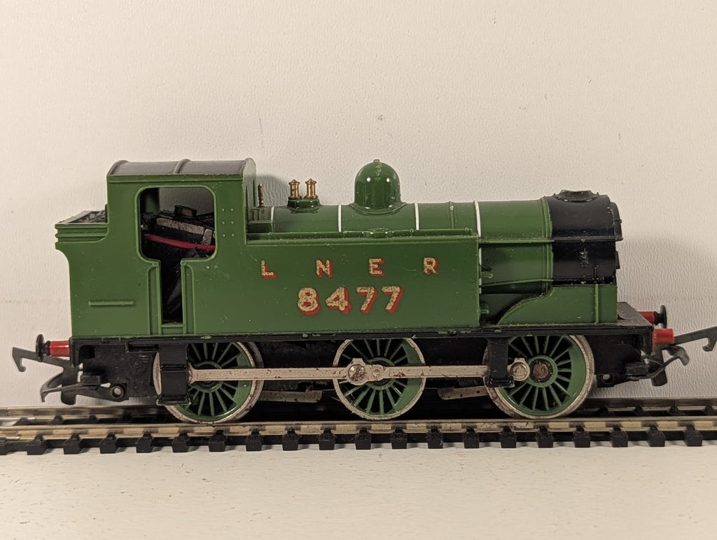 Hornby OO Gauge Class J83 0-6-0T Steam Locomotive 8477 LNER Green R316