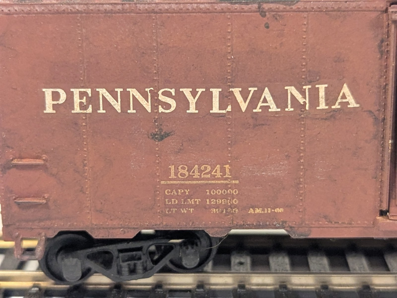 Walthers Mainline 2261 HO Gauge PRR 40ft AAR Boxcar – Weathered Faults