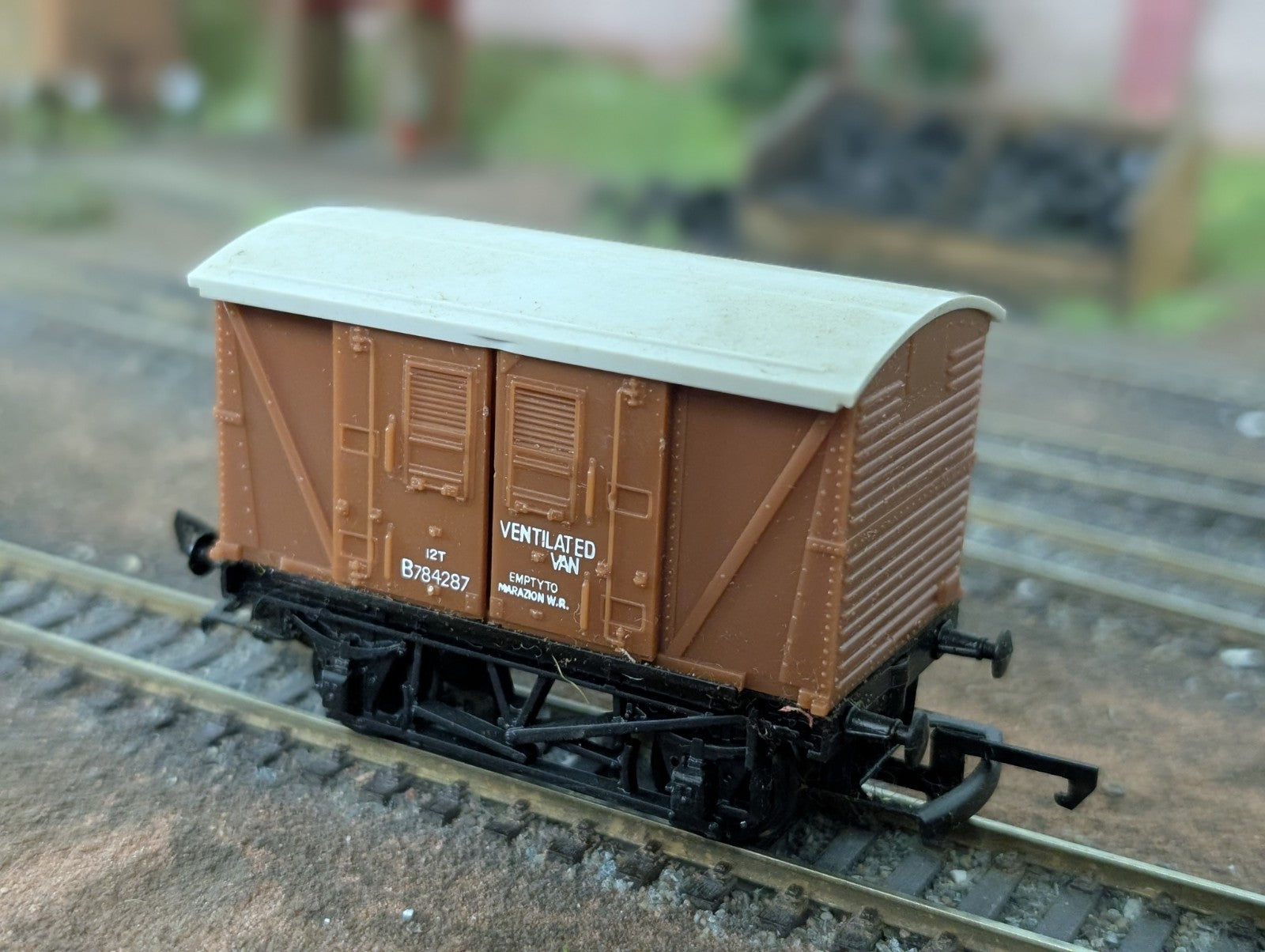 Tri-ang R11A OO Gauge BR 12 Ton Closed Van B784287 Bauxite