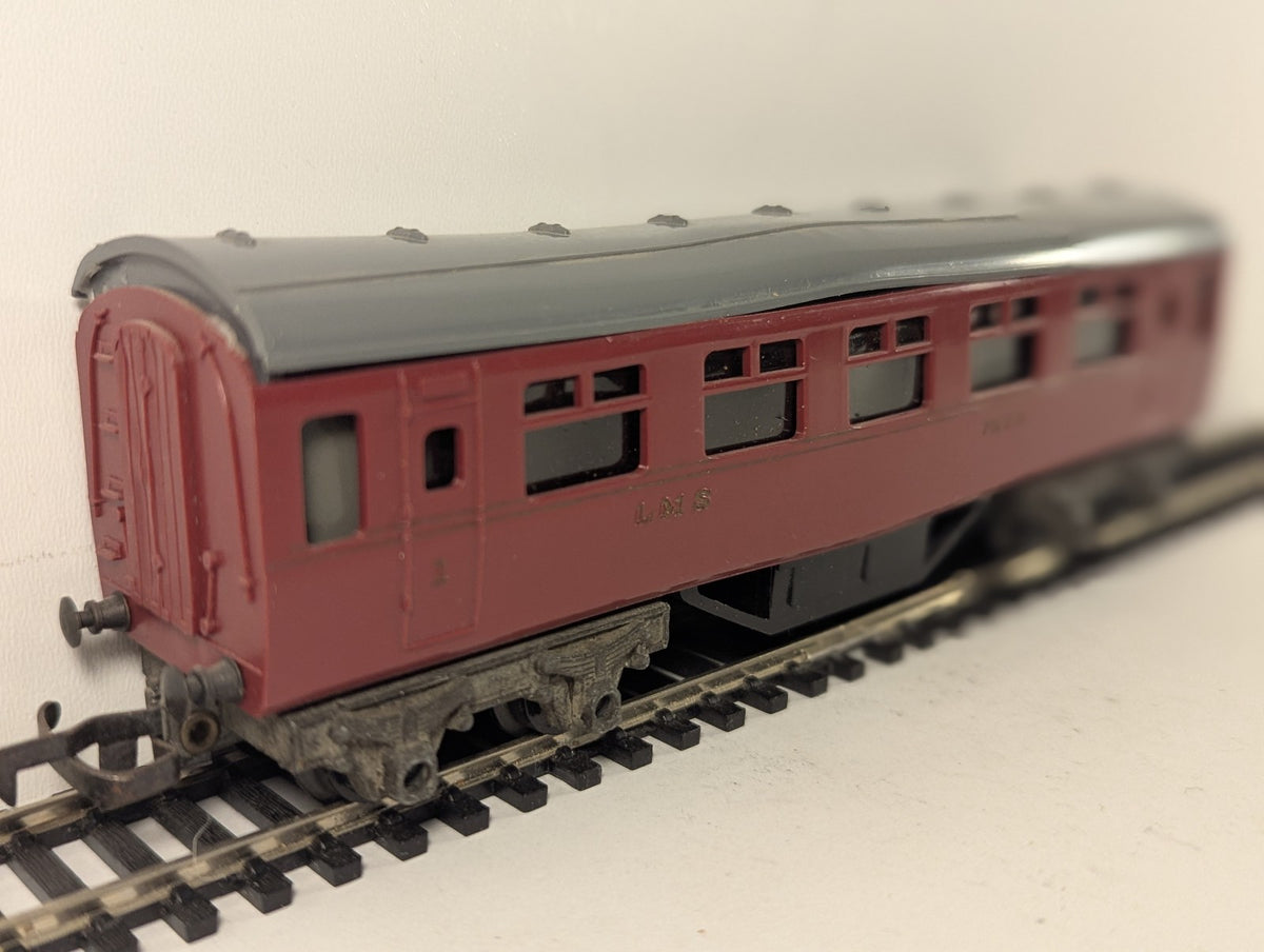 Tri-ang OO Gauge LMS Short Bogie Coach Passenger Coach 7573 LMS Maroon R28