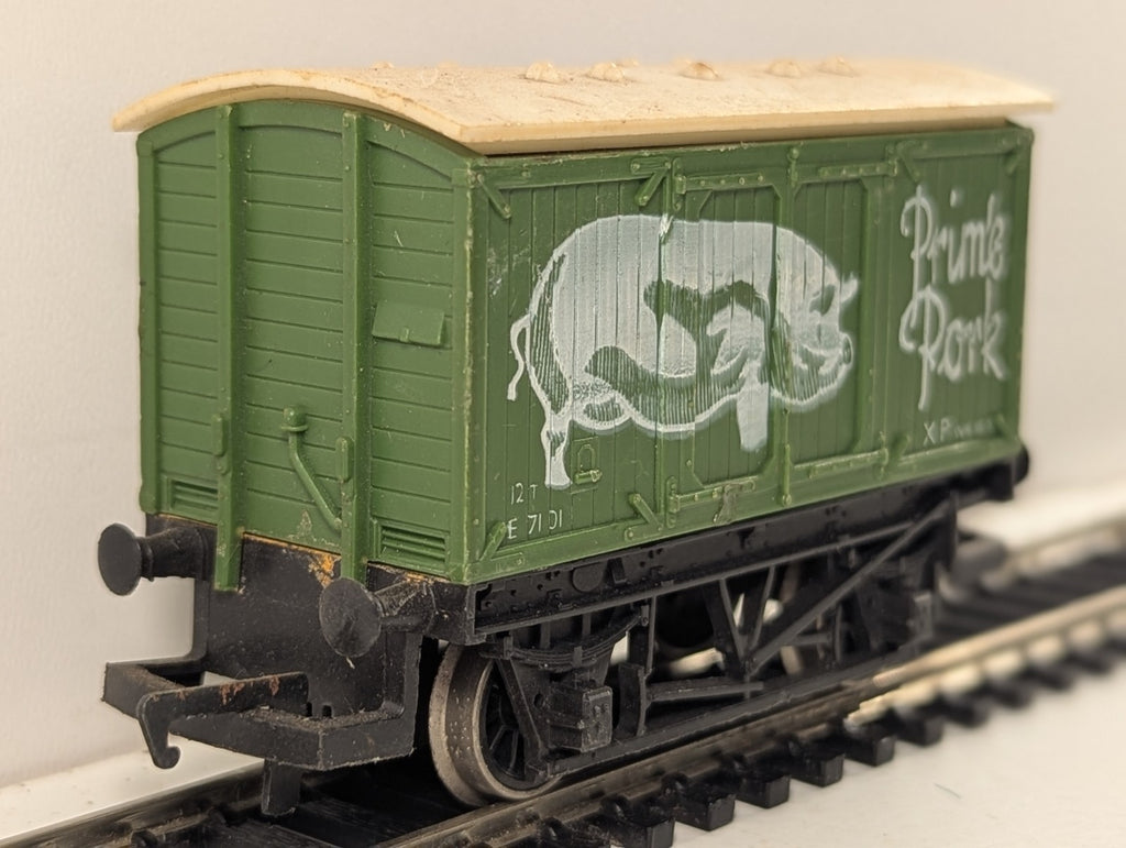 Hornby OO Gauge BR 12 Ton Ventilated Van 'Prime Pork' Goods Wagon