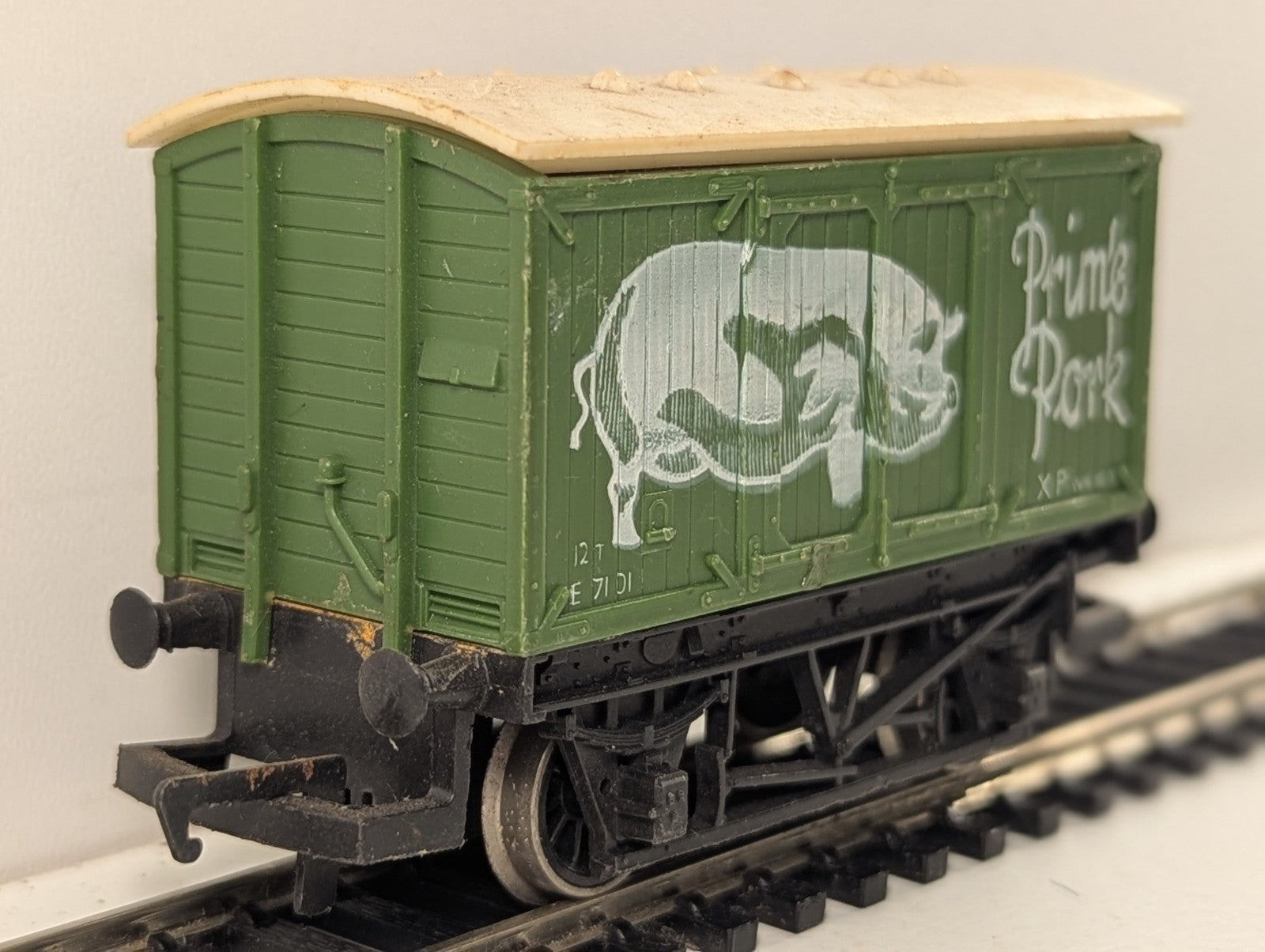 Hornby OO Gauge BR 12 Ton Ventilated Van 'Prime Pork' Goods Wagon