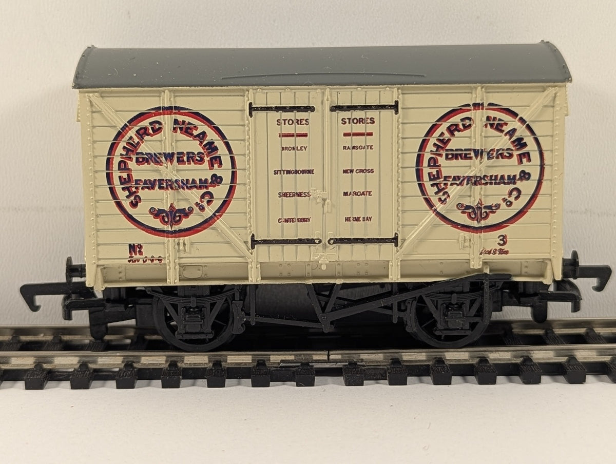 Mainline OO Gauge 12 Ton Ventilated Van Shepherd Neame Goods Wagon 3 37-137