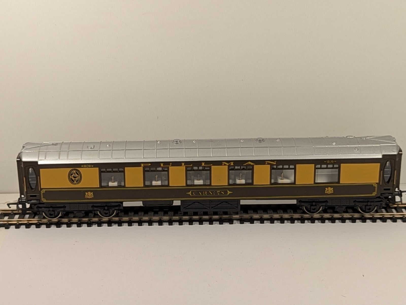 Hornby R223 OO Gauge BR Pullman 1st Class Coach Car 78