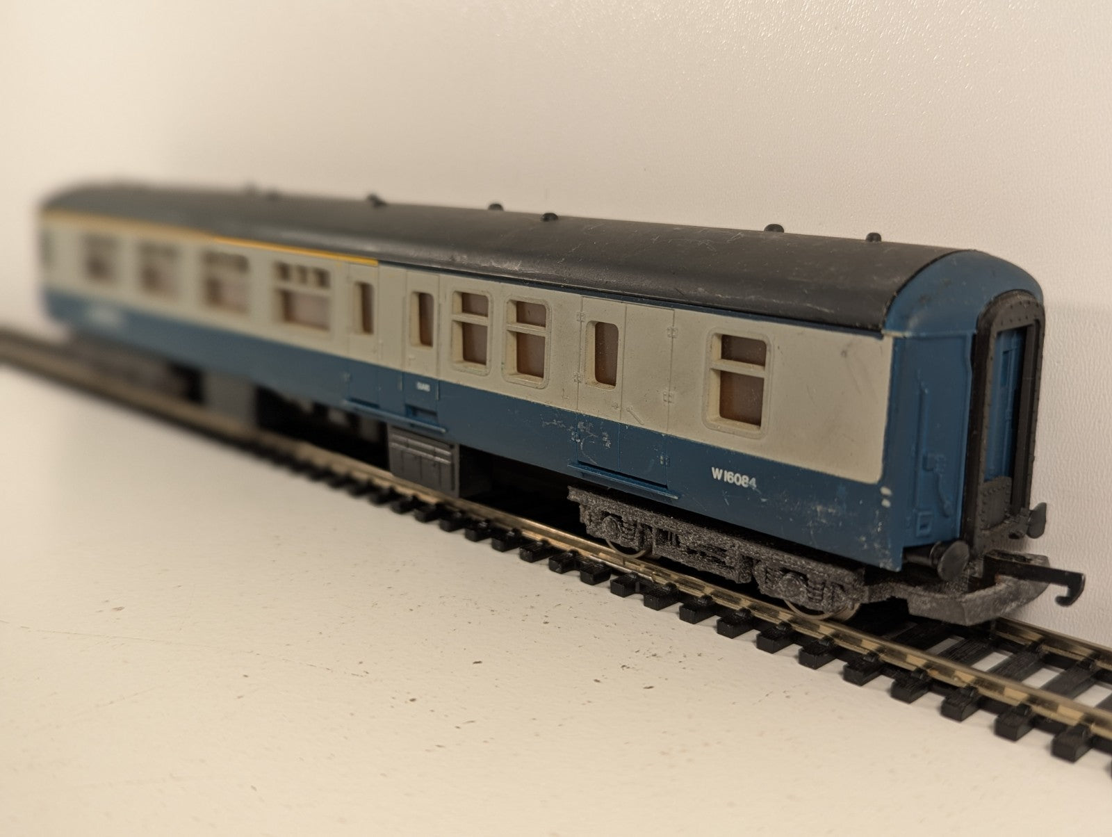 Lima L305303 OO Gauge Mk2B Brake Corridor 1st Coach Blue & Grey