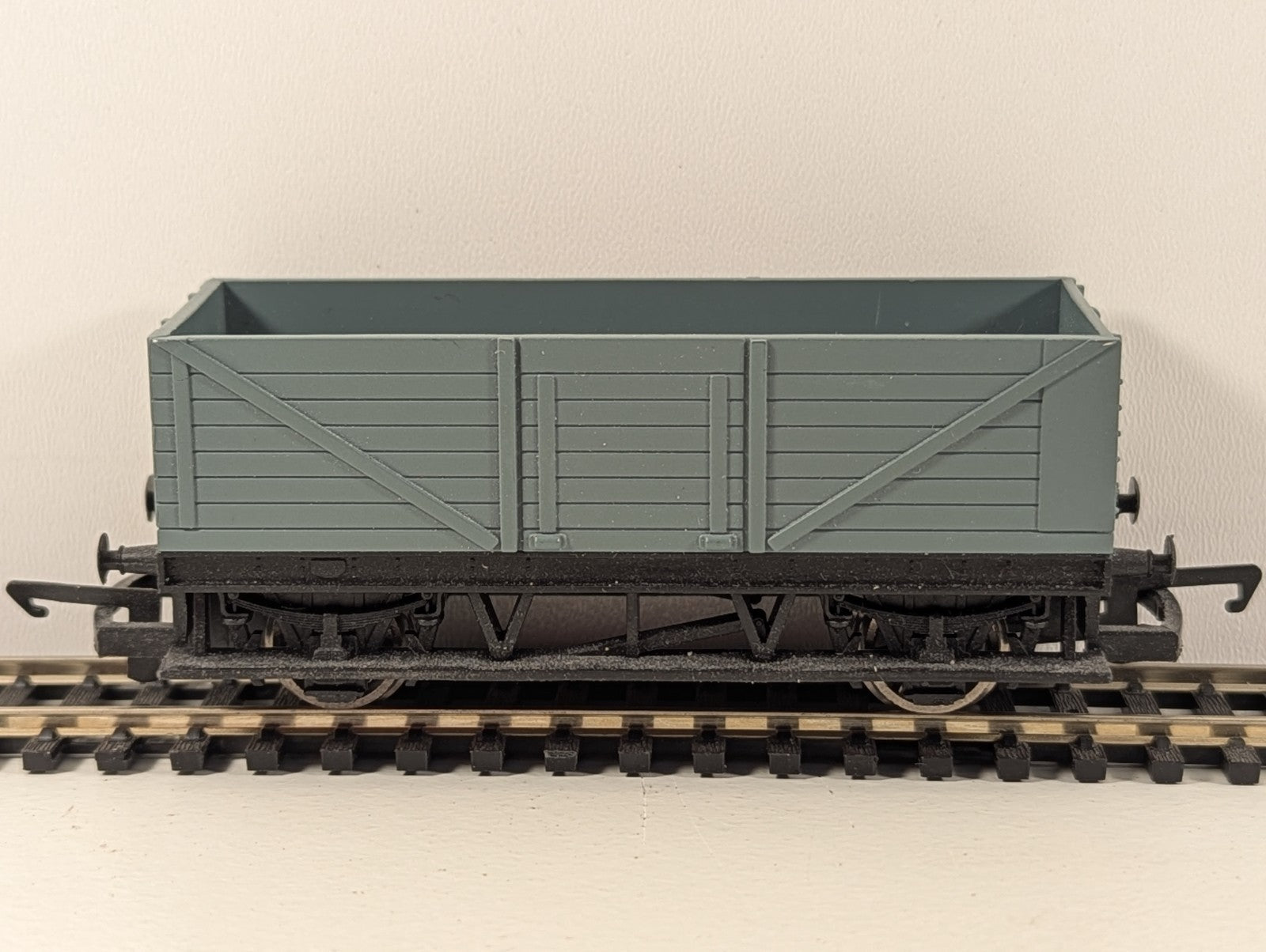 Hornby Freelance Long Wheelbase Wagon in Grey