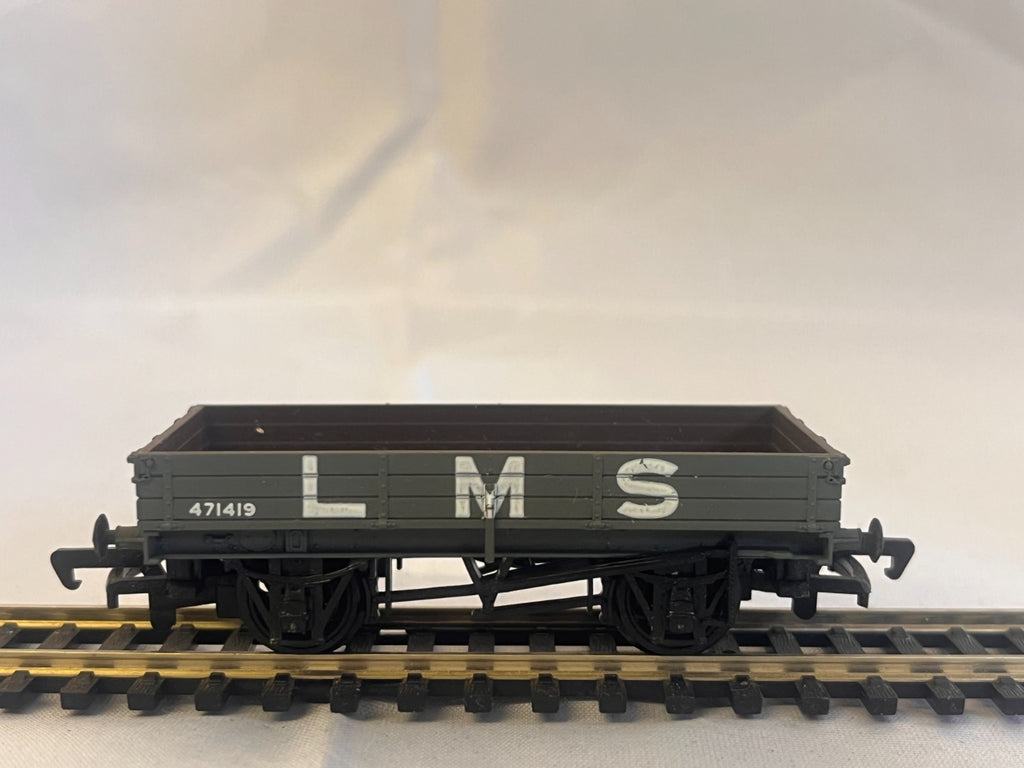 Mainline 37-149 OO Gauge 3 Plank Wagon LMS Grey