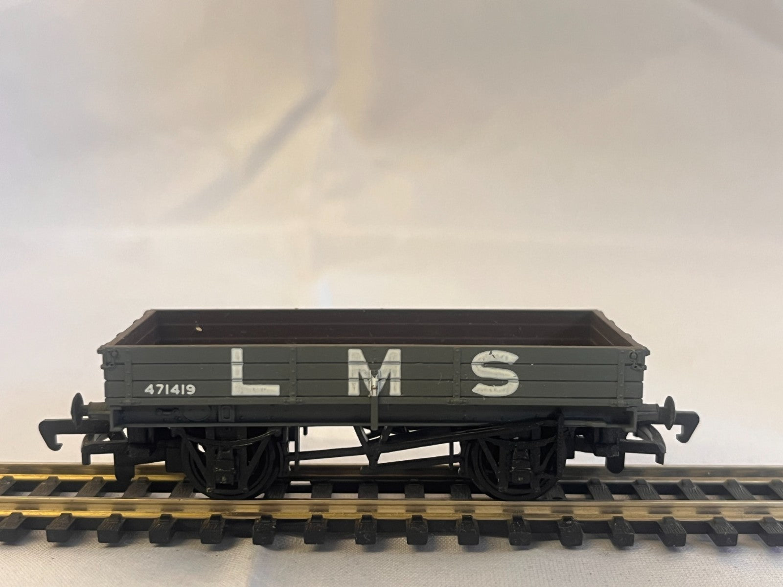 Mainline 37-149 OO Gauge 3 Plank Wagon LMS Grey
