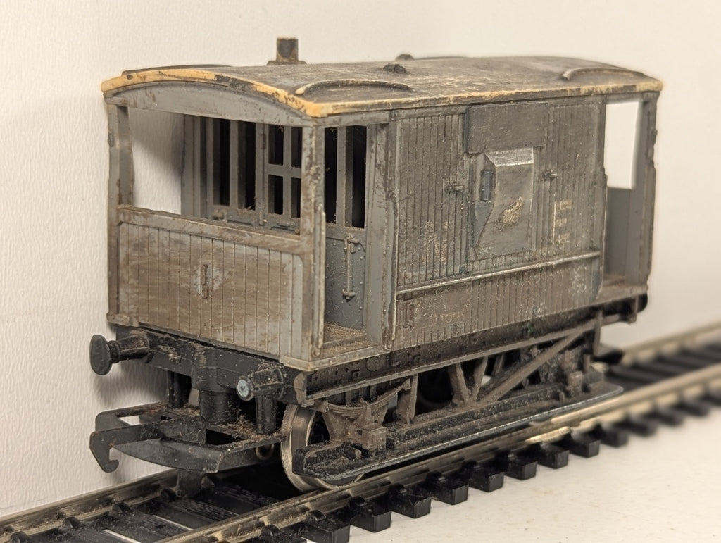 Hornby OO Gauge LNER 20 Ton Goods Brake Van 178595 LNER Grey