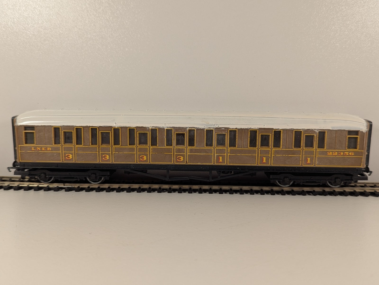 Hornby OO Gauge LNER Teak Composite Coach No. 22356 – Repainted Roof