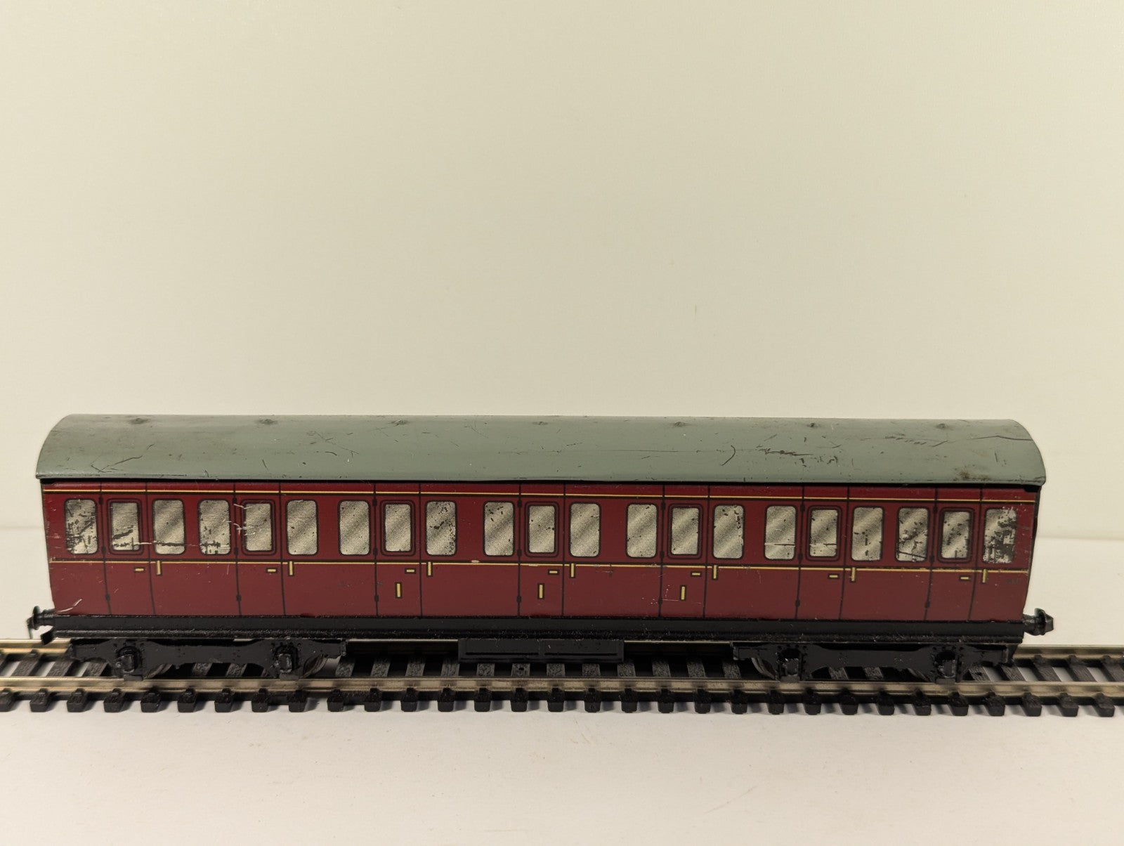 Hornby Dublo OO Gauge BR 1st Class Maroon Tinplate Suburban Coach