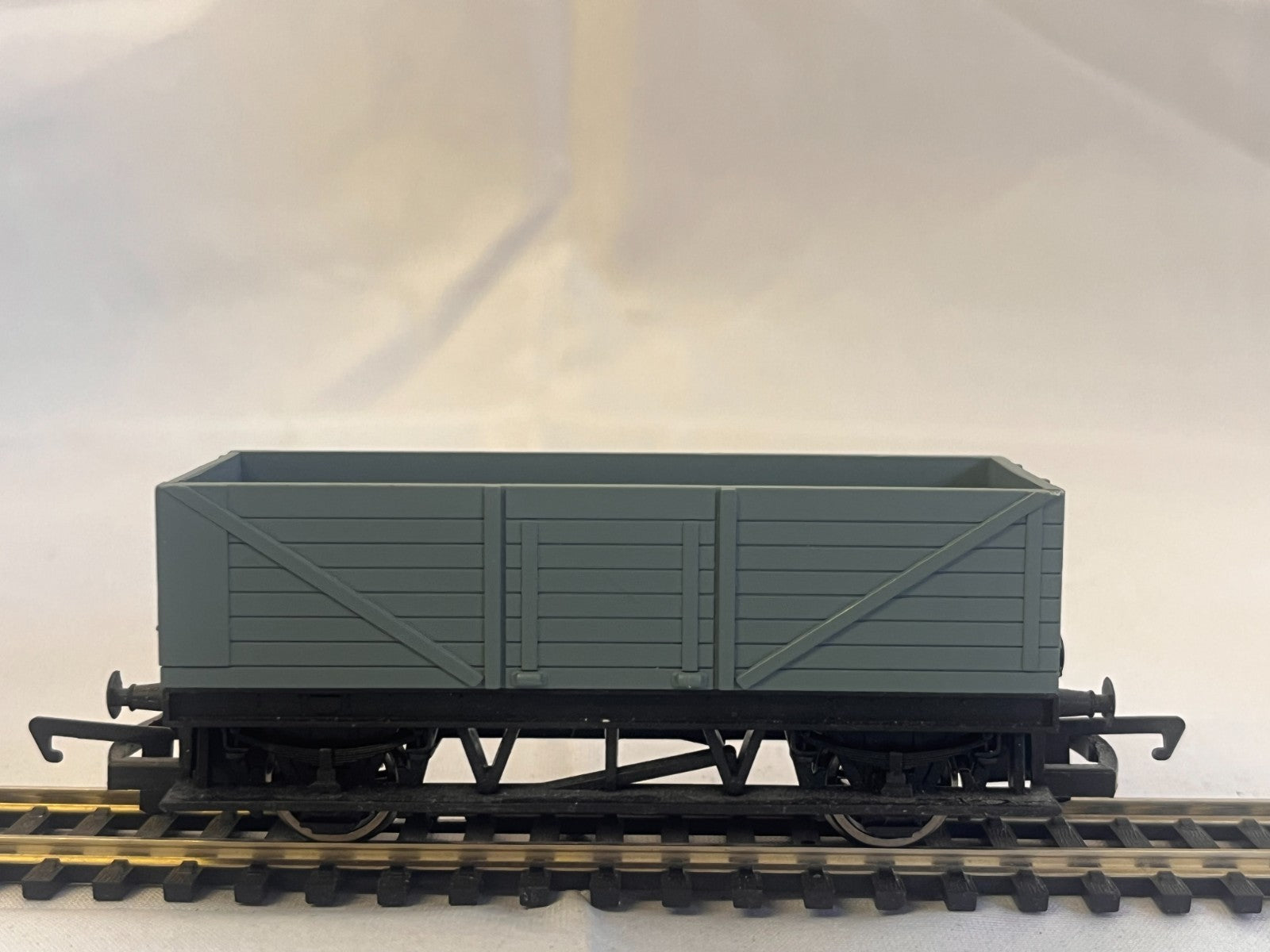 Hornby OO Gauge Freelance Long Wheelbase Wagon Grey