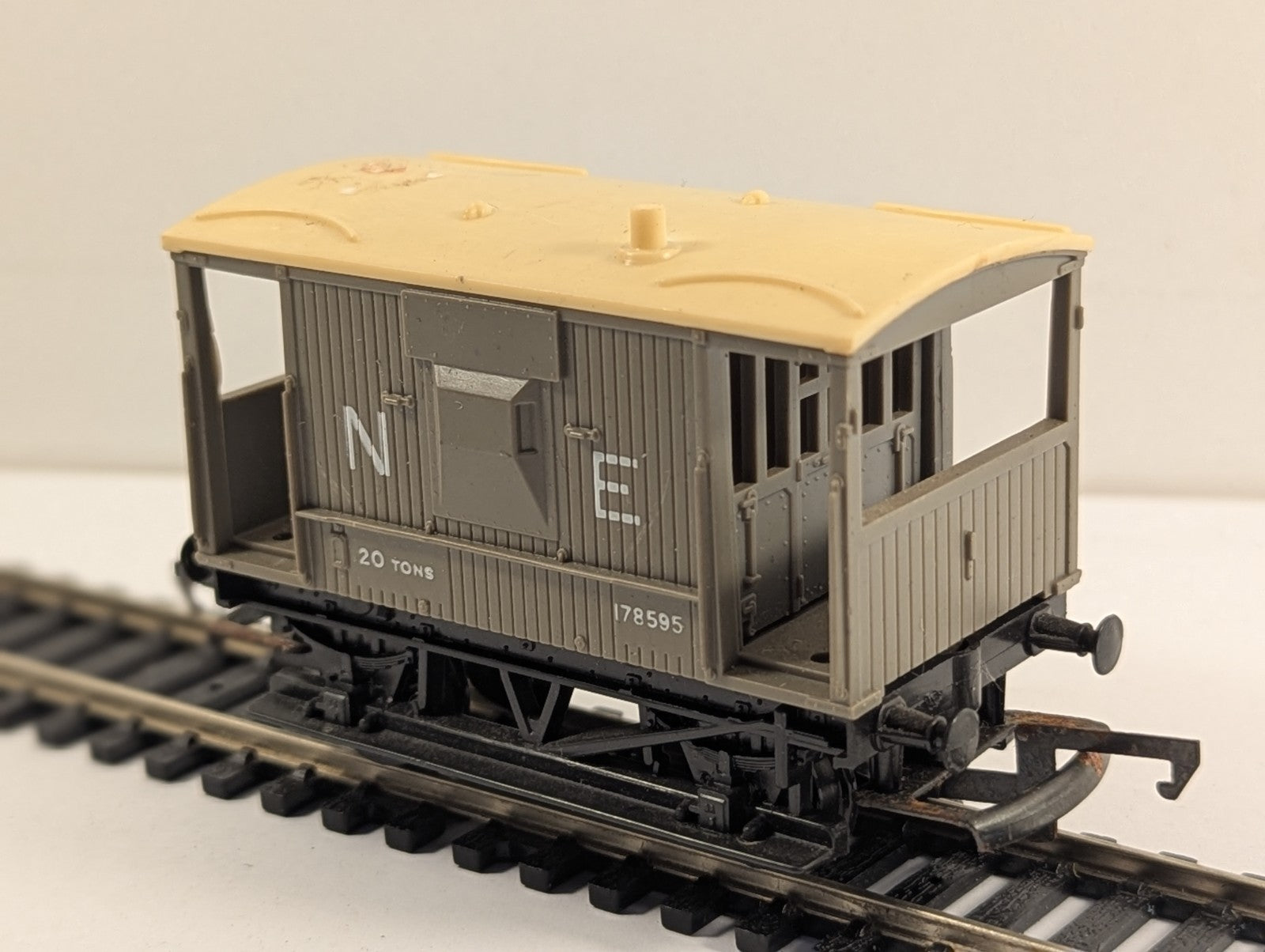 Hornby R124 OO Gauge LNER NE 20 Ton Brake Van 178595