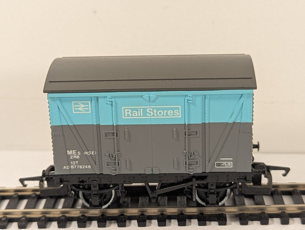 Hornby R.115 OO Gauge BR Rail Stores Van VEA ADB778246
