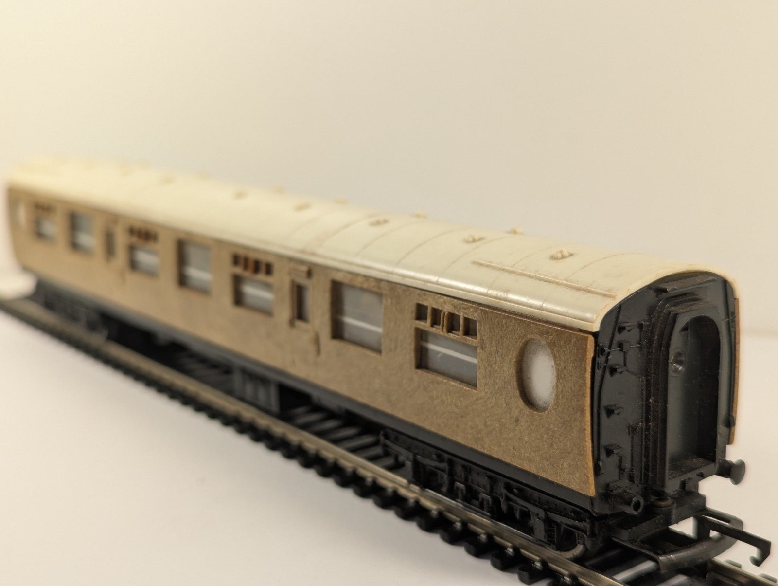 Hornby OO Gauge LNER Thompson Teak Brake Third Coach