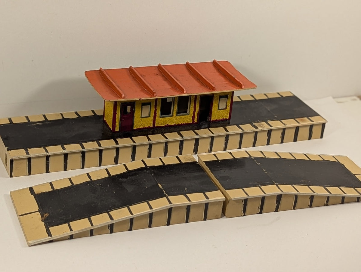 Hornby Dublo OO Gauge D1 Island Platform Station Platform Cream, Yellow and Red