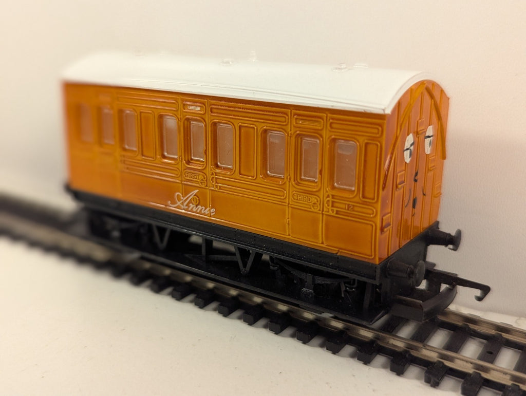 Hornby R110 OO Gauge Thomas & Friends Annie Coach