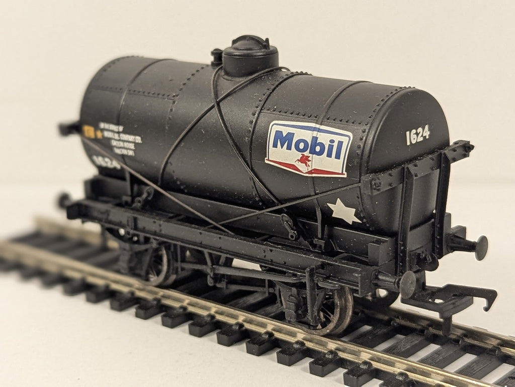 Bachmann OO Gauge 14 Ton Tank Wagon with Large Filler Mobil Oil Goods Wagon 1624