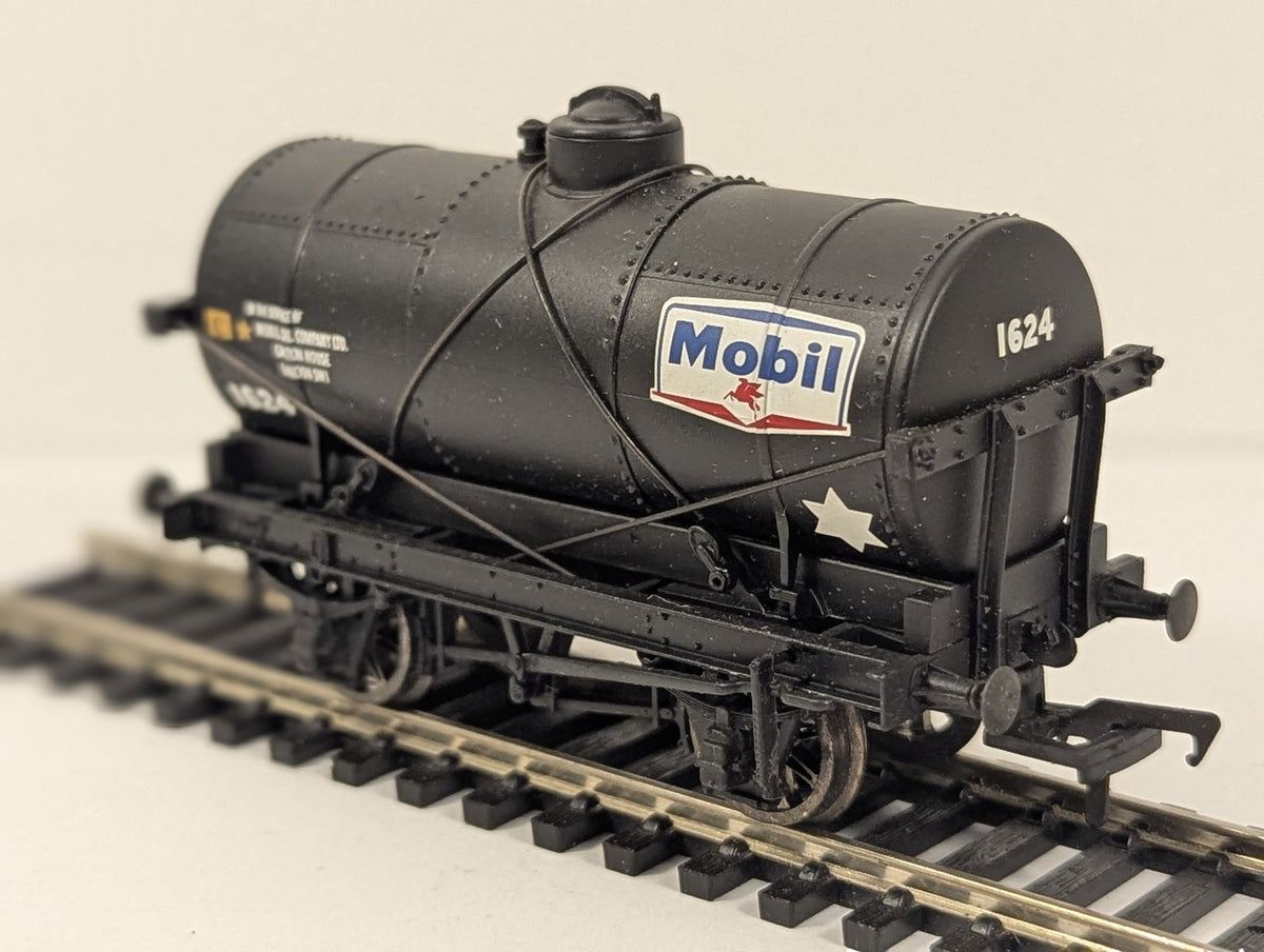 Bachmann OO Gauge 14 Ton Tank Wagon with Large Filler Mobil Oil Goods Wagon 1624