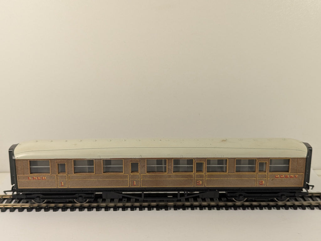 Hornby RailRoad OO Gauge LNER Teak Composite Coach for Mallard