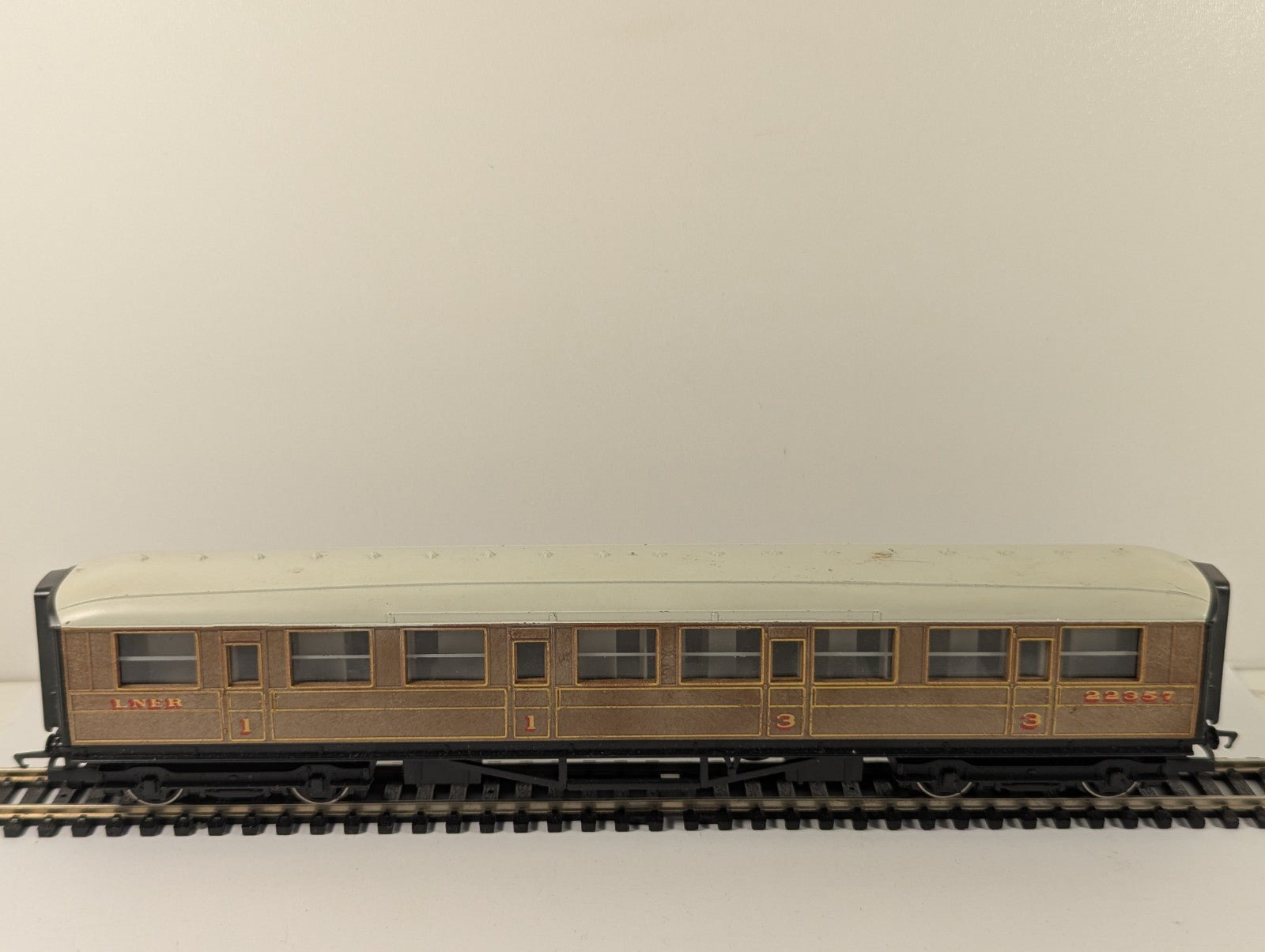 Hornby RailRoad OO Gauge LNER Teak Composite Coach for Mallard