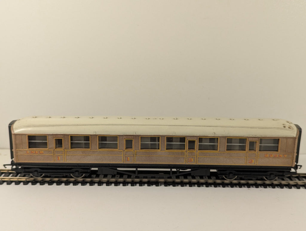 Hornby RailRoad OO Gauge LNER Teak Composite Coach for Mallard