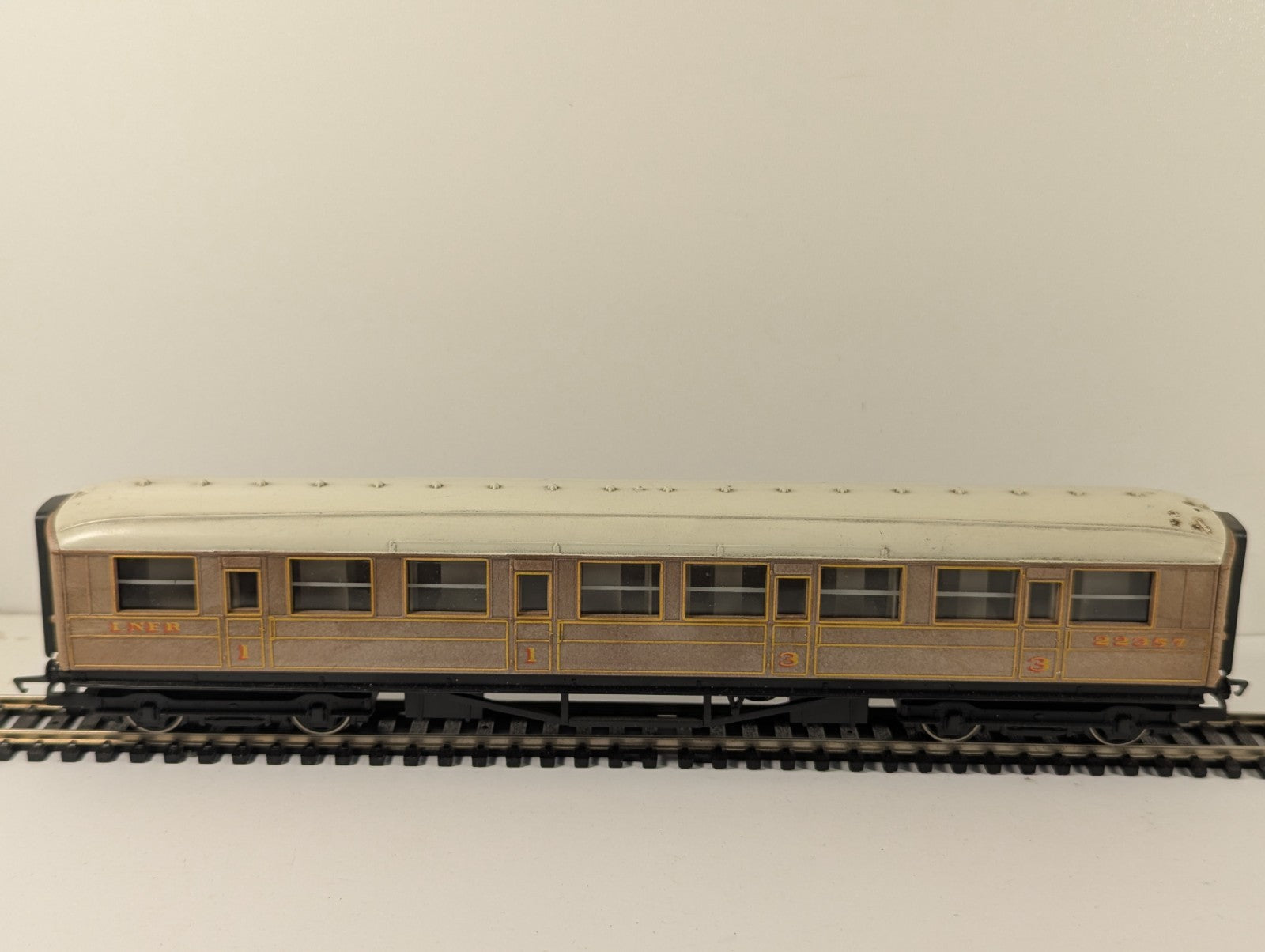 Hornby RailRoad OO Gauge LNER Teak Composite Coach for Mallard