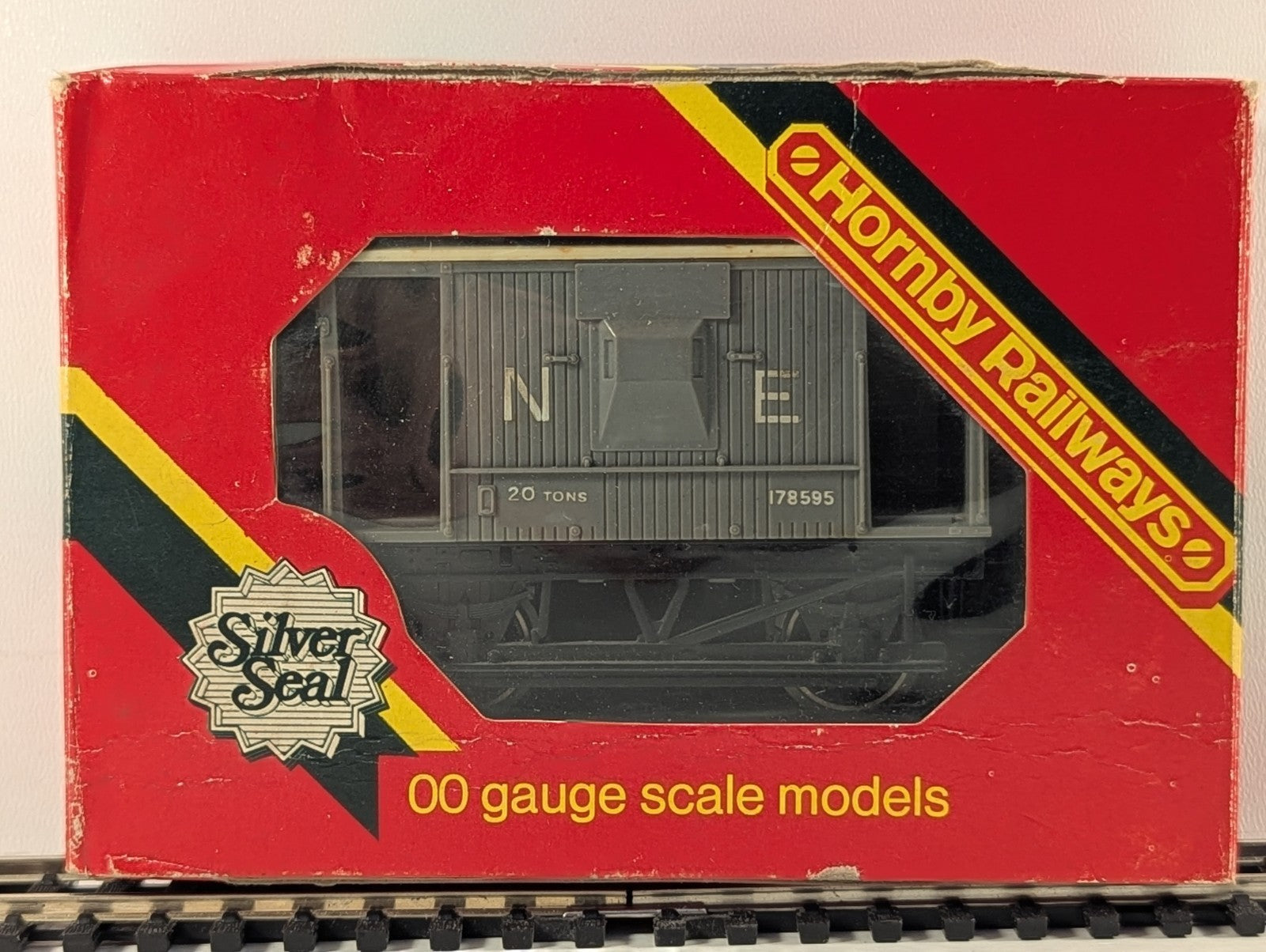 Hornby Railways R215 OO Gauge North Eastern Brake Van - Boxed