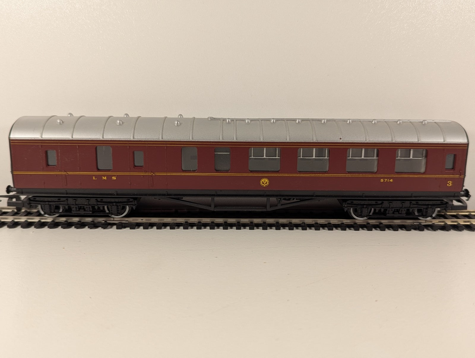 Hornby R475 OO Gauge LMS Brake Third Coach – 5714 (W248) boxed