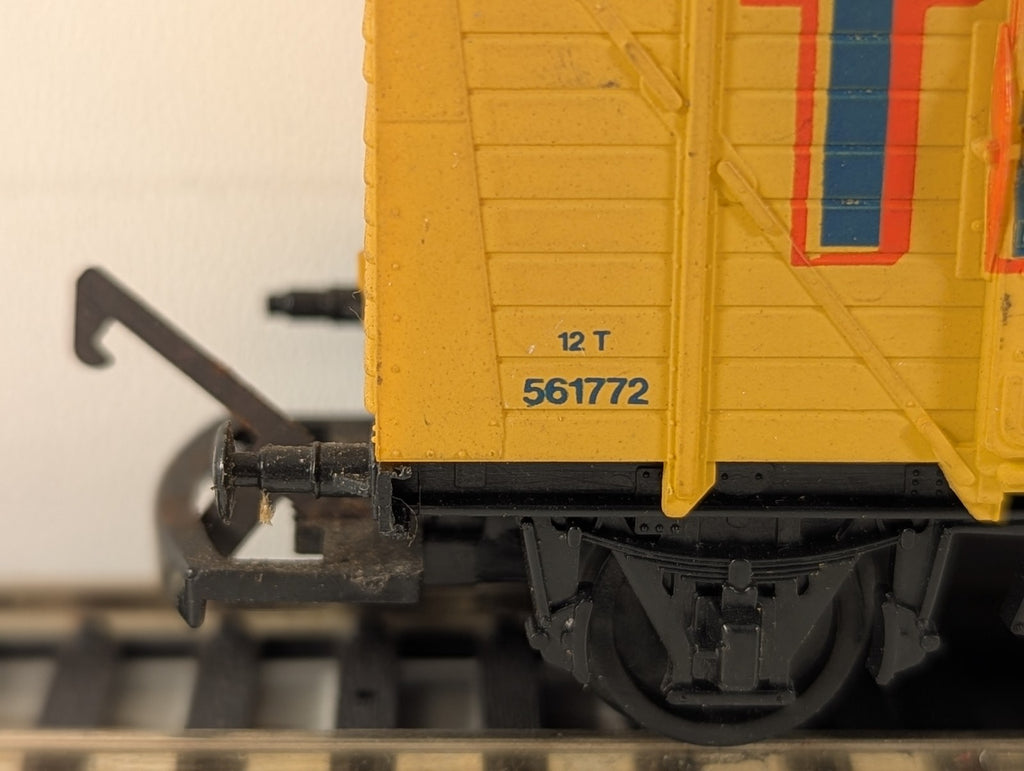 Airfix OO Gauge 12 Ton Box Van Goods Wagon 561772 Tizer Yellow 54378-7