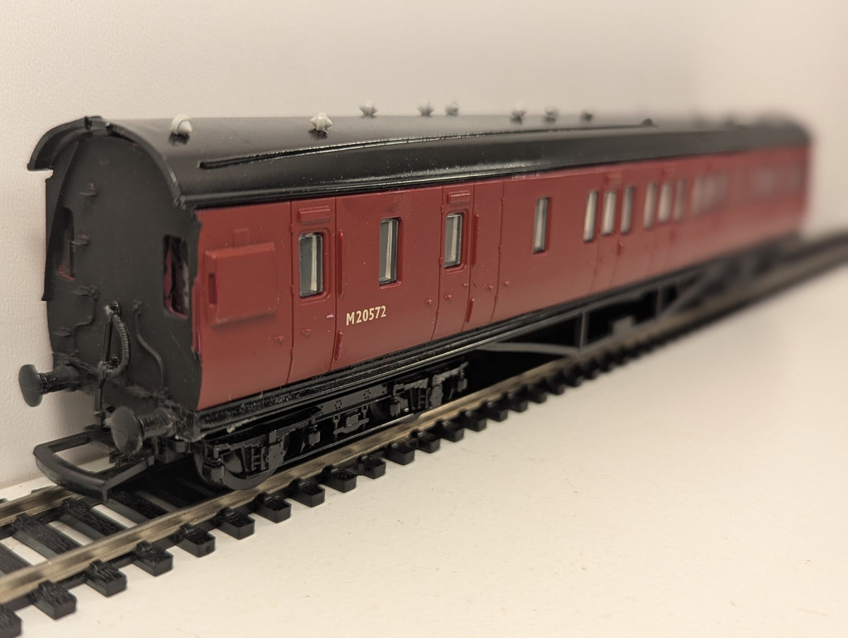 Dapol OO Gauge Stanier 57ft Brake Coach M20572 BR Carmine – Lights