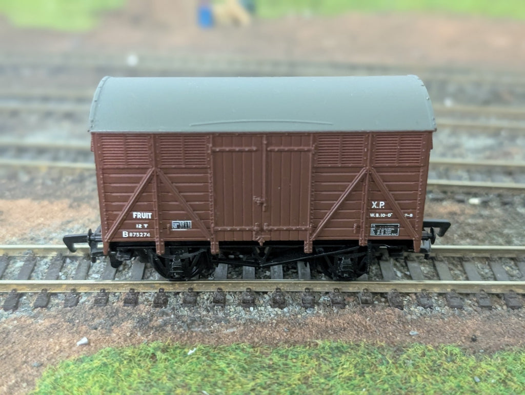 Bachmann 33-200 OO Gauge 12 Ton Fruit Van B875274 in BR Brown Livery - boxed