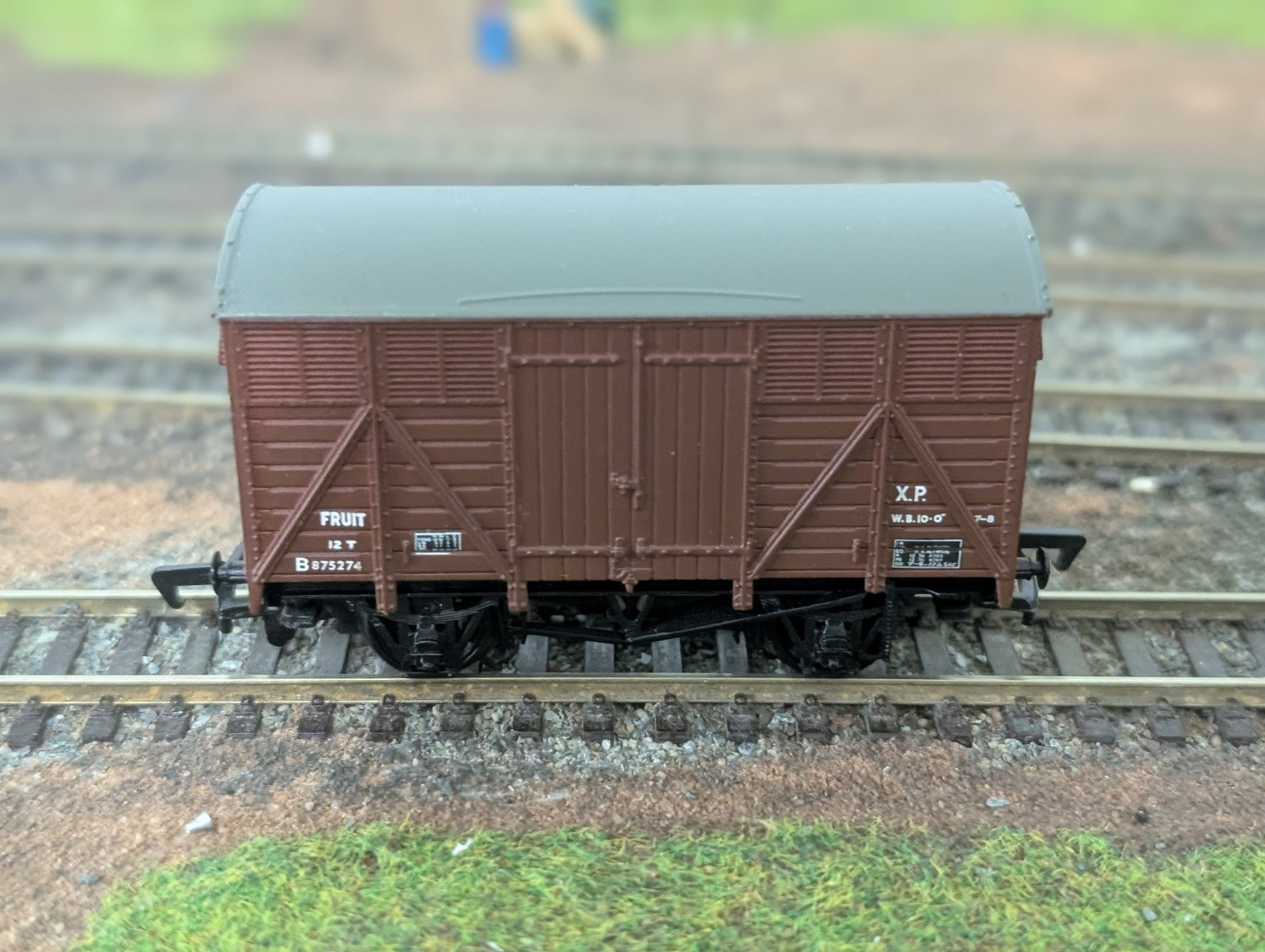 Bachmann 33-200 OO Gauge 12 Ton Fruit Van B875274 in BR Brown Livery - boxed