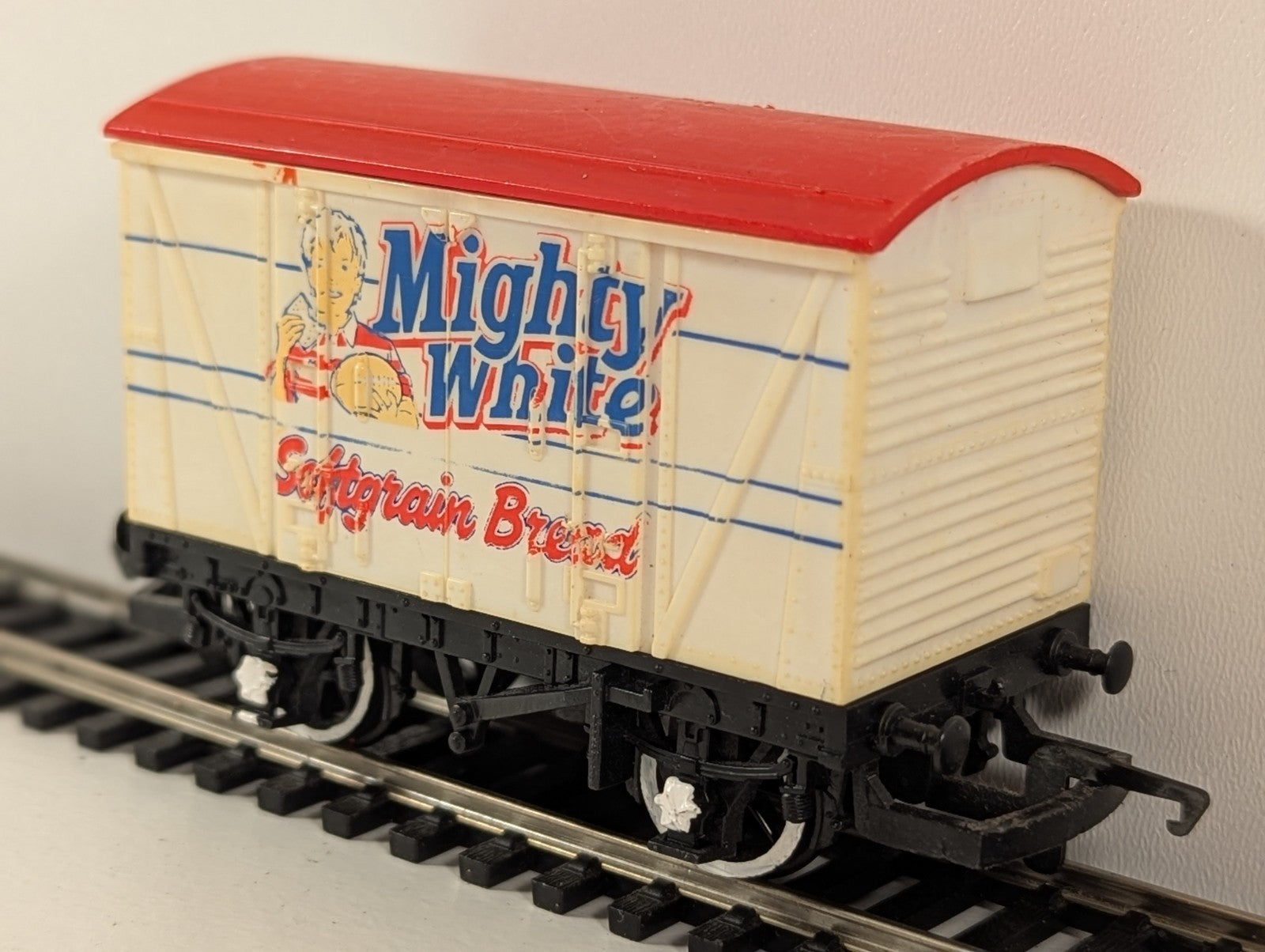 Hornby R726 “Mighty White Softgrain Bread” Van – OO Gauge