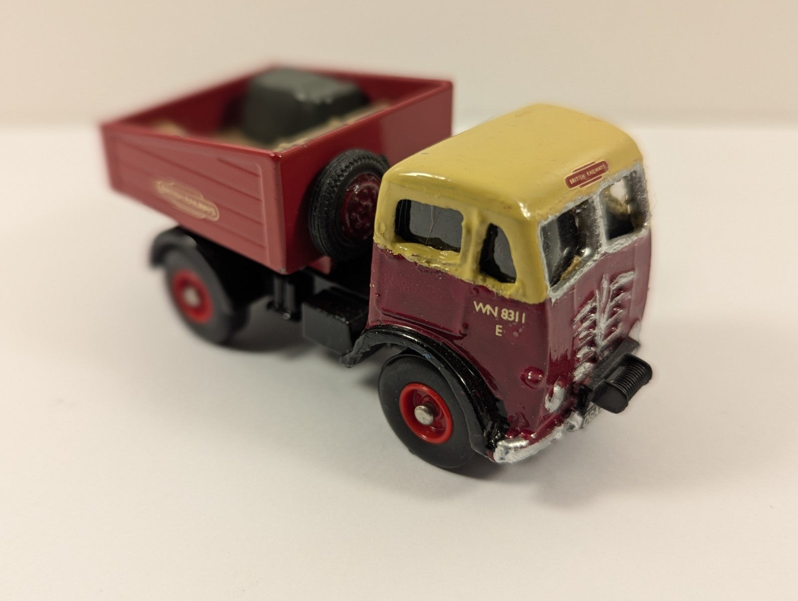 Lledo 1/76 Scale DG114000 - AEC Mammoth Ballast (British Railways) Red/Cream