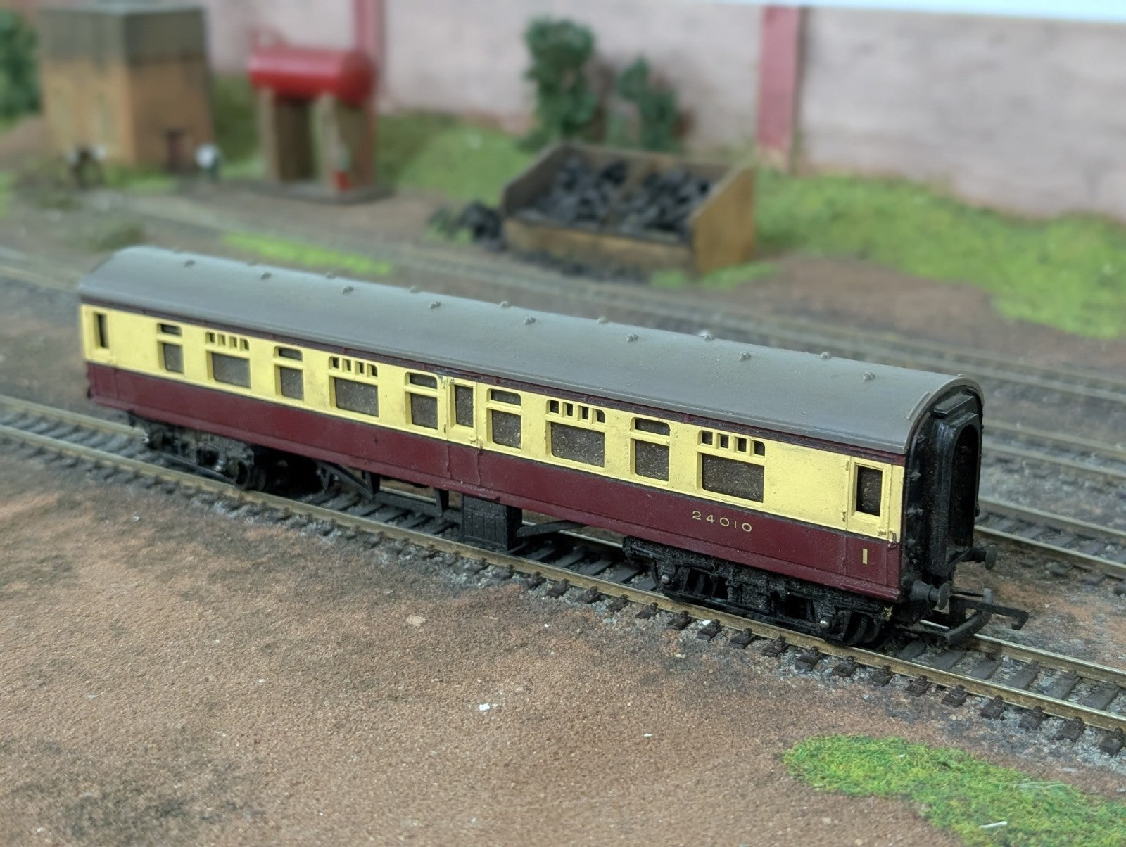 Triang OO R29/221 Maroon & Cream Coach  24010