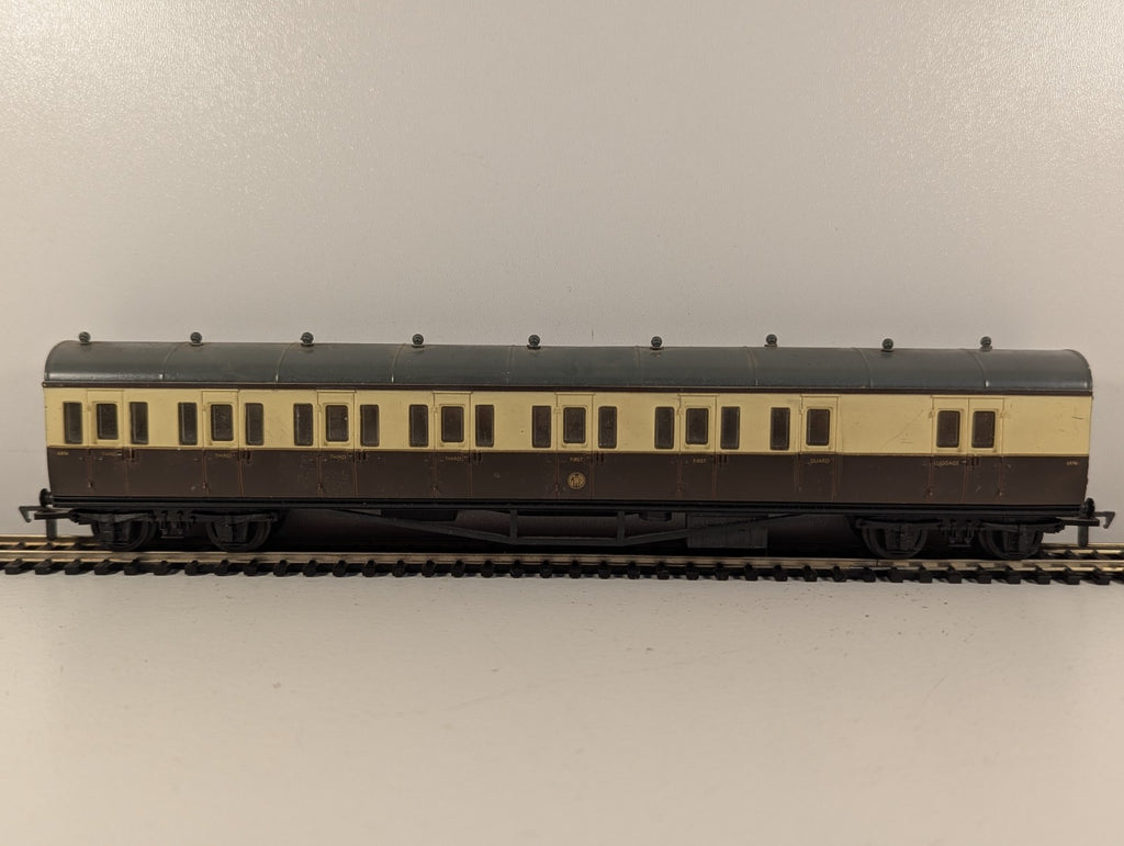 Airfix OO Gauge GWR Suburban Brake Coach Chocolate & Cream