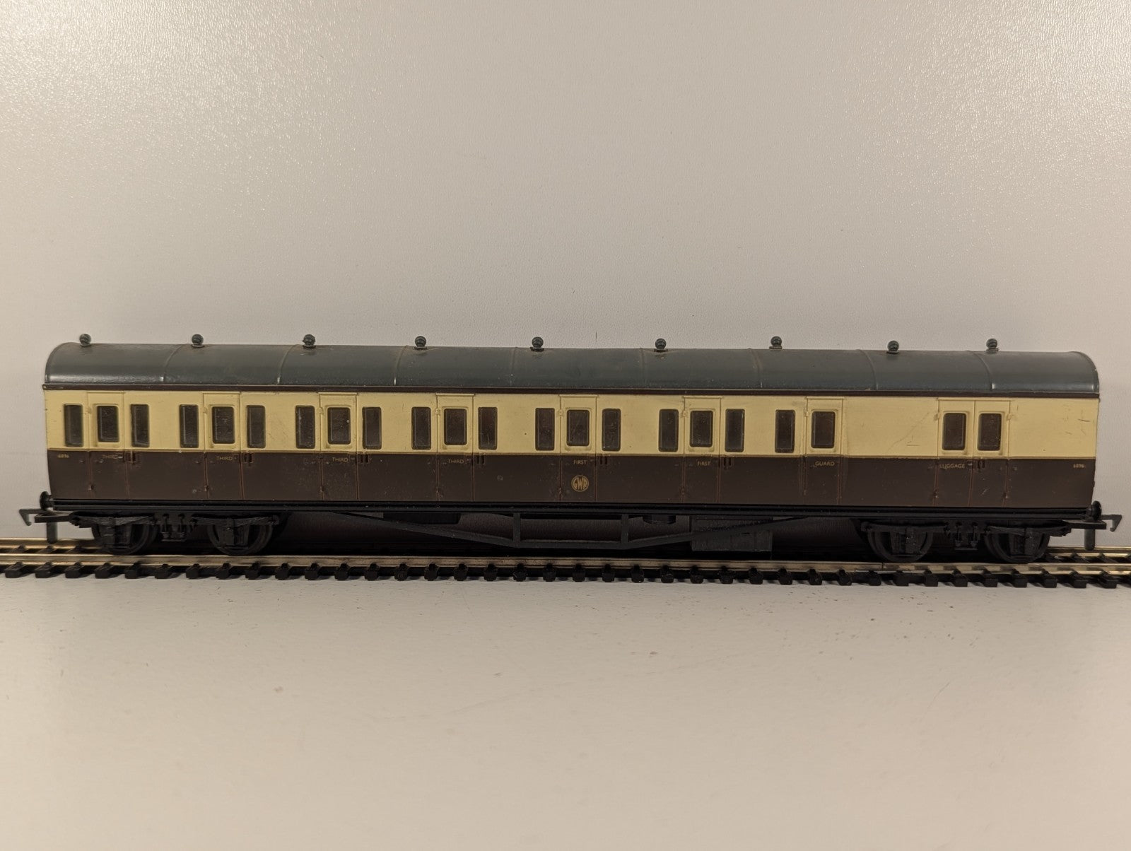 Airfix OO Gauge GWR Suburban Brake Coach Chocolate & Cream