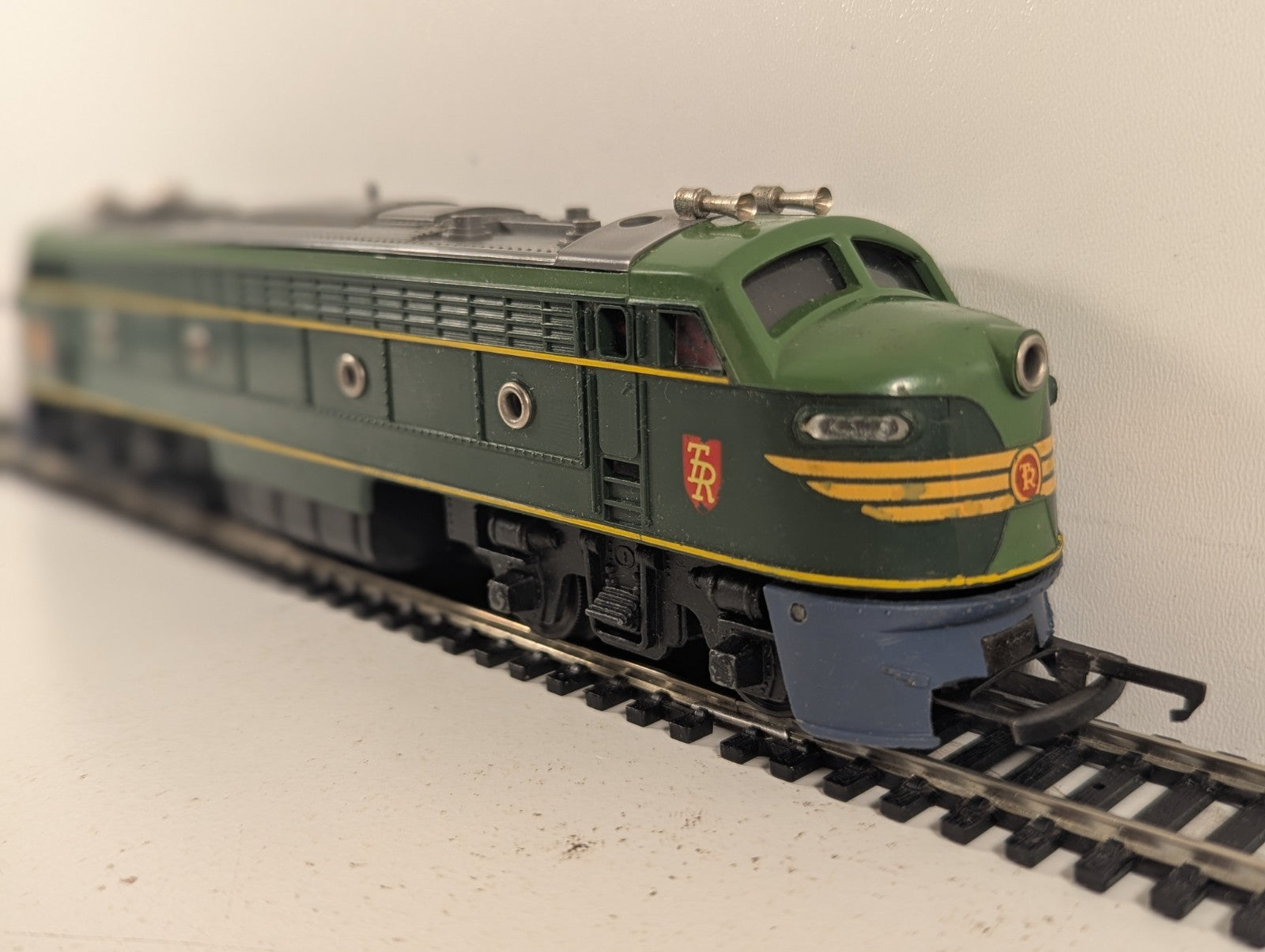 Tri-ang OO Gauge Transcontinental Double-Ended Diesel Locomotive Green